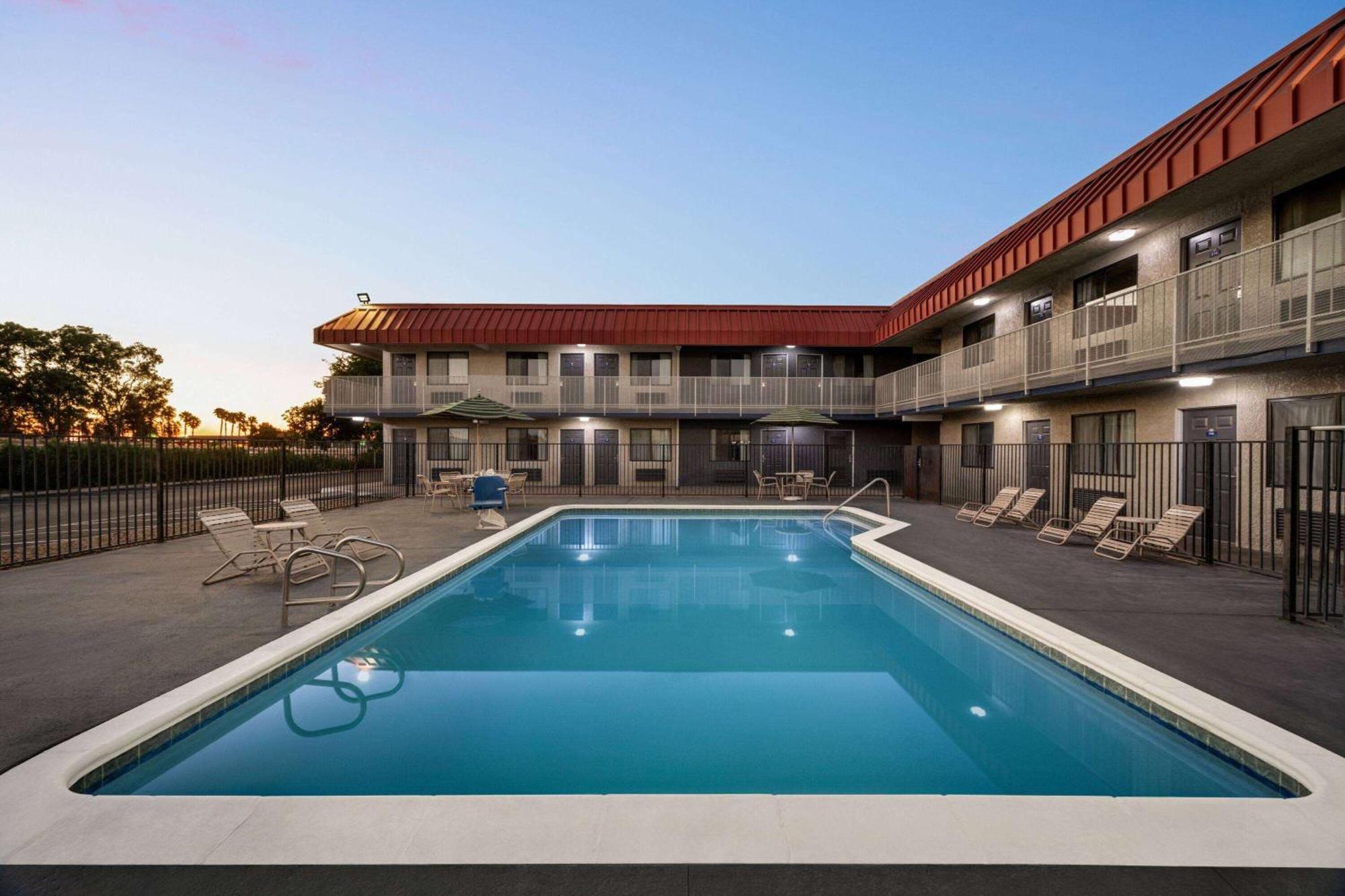 Days Inn By Wyndham Fresno South Exterior foto